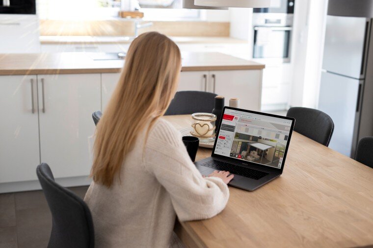 Warema digitaler Kaufberater Frau am Laptop in moderner Küche