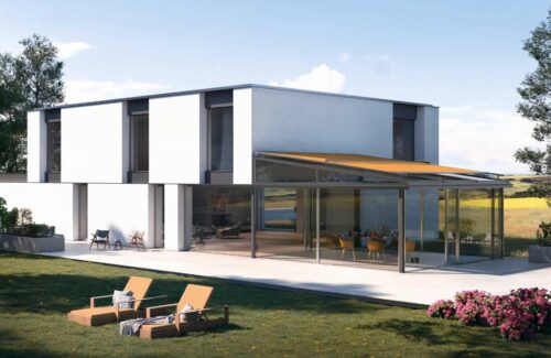 Modernes Wohnhaus mit Wintergarten und Liegen im Garten