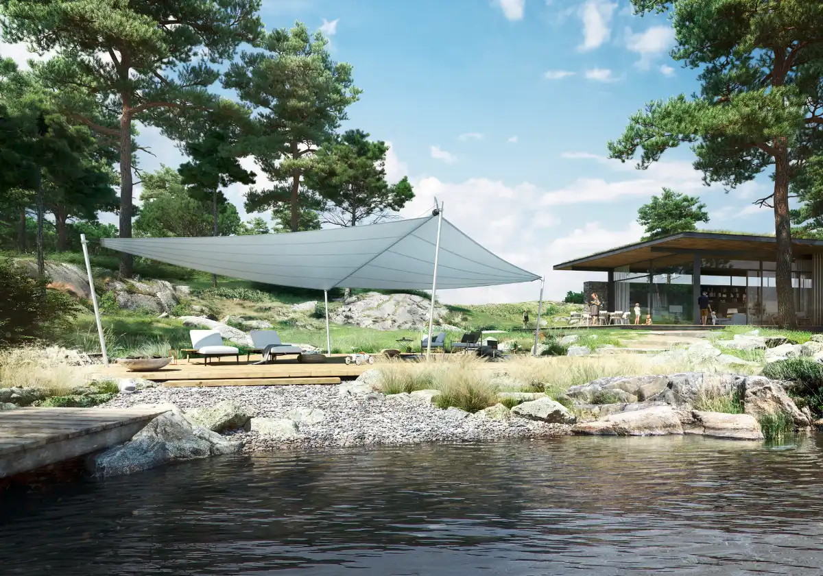 Gartenidylle mit Sonnensegel und Lounge-Bereich am Wasser Moderne Gartenlandschaft mit Sonnensegel am Seeufer