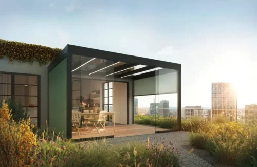 Moderne Terrassenüberdachung mit Glaselementen mit einer Stadt im Hintergrund