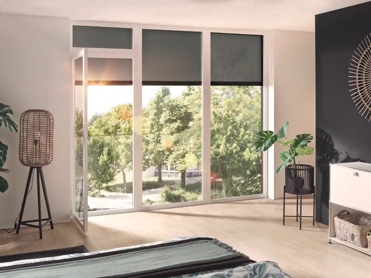 Sonnenschutz für die Fenster Modernes Schlafzimmer mit Sonnenschutz vor den Fenstern