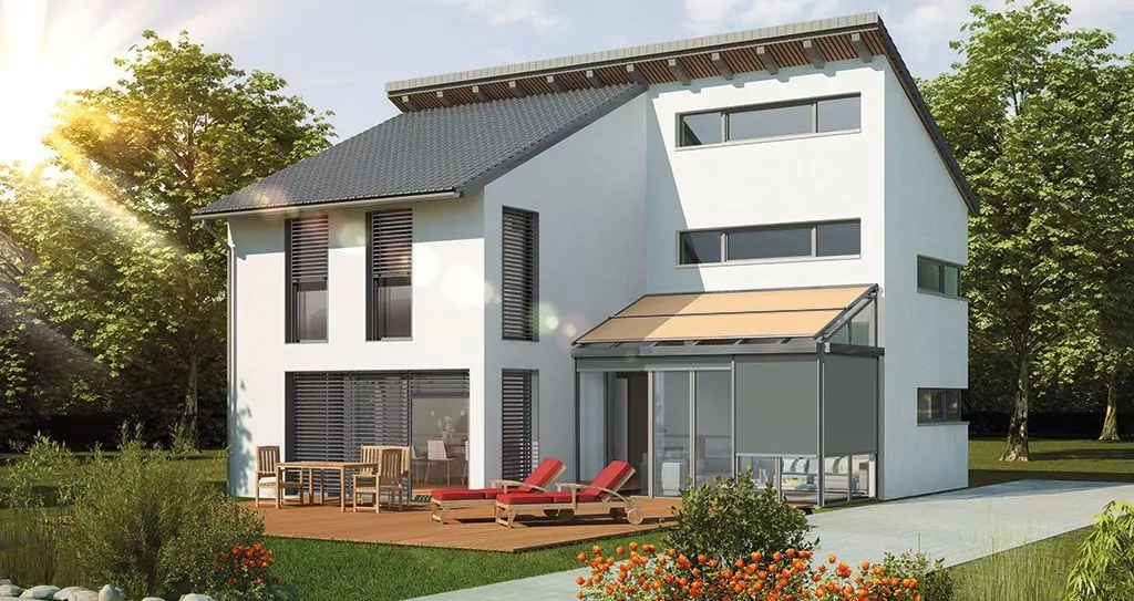 Markise als Sonnenschutz Eine Wintergartenmarkise an einem Wohnhaus
