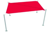 Rotes Sonnensegel mit vier Befestigungspunkten